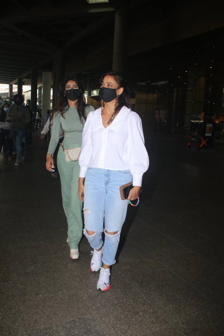 Shweta Tiwari and family was clicked at the Mumbai airport as they made an exit. [pic credit: Manav Manglani]