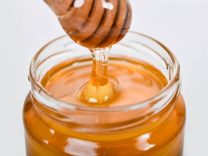 Why drinking warm water with honey can be harmful for you as per Ayurveda Warm water with Honey: వేడి నీళ్లలో తేనె కలుపుకుని తాగితే మంచిదేగా? ఆయుర్వేదం కాదంటోంది ఎందుకు?