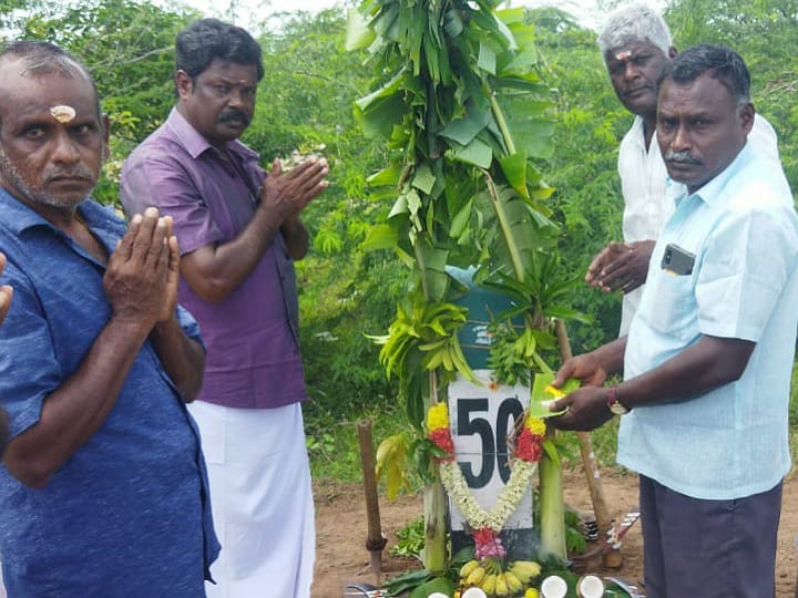 இதெல்லாம் வேற லெவல்... மைல் கல்லுக்கு ஆயுதபூஜை கொண்டாடிய நெடுஞ்சாலைத் துறை ஊழியர்கள்!