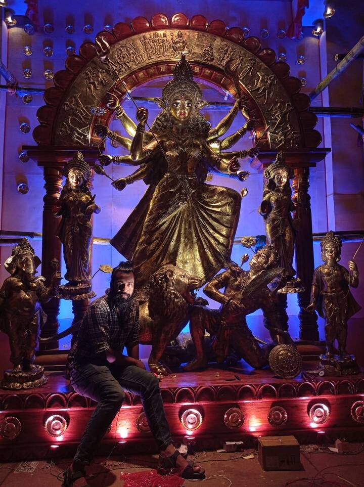 কোভিড বিধি মেনেই হচ্ছে দর্শন।