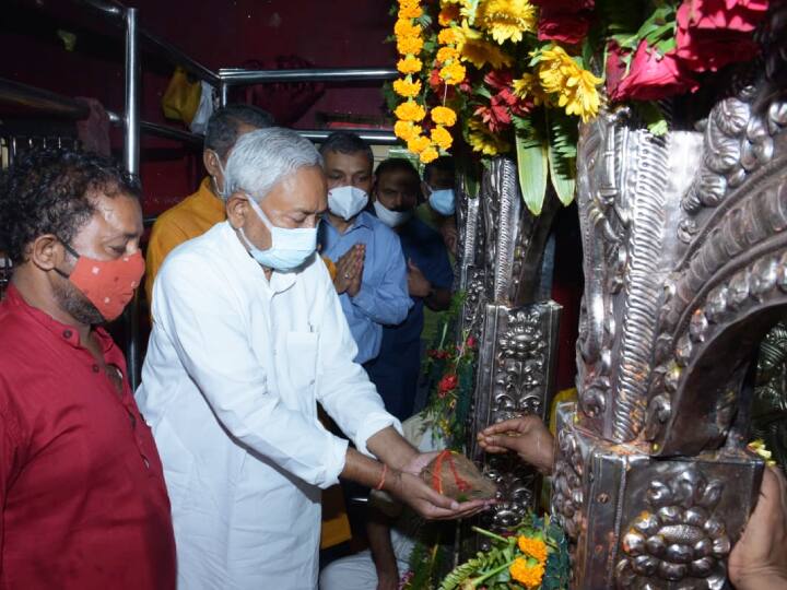 Durga Ashtami 2021: Nitish Kumar visit patandevi and many other places for darshan on durga puja on Ashtami ann Durga Ashtami 2021: अष्टमी पर दर्शन करने के लिए निकले मुख्यमंत्री नीतीश कुमार, माता के दरबार में लगाई हाजिरी