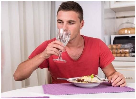 Health Care Tips: खाना खाते समय ना करें ये गलतियां, सेहत को हो सकता है नुकसान Health Care Tips: खाना खाते समय ना करें ये गलतियां, सेहत को हो सकता है नुकसान