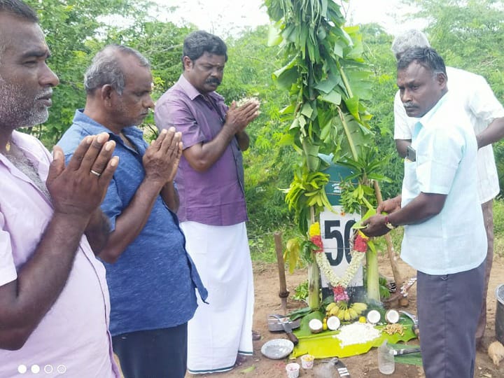 இதெல்லாம் வேற லெவல்... மைல் கல்லுக்கு ஆயுதபூஜை கொண்டாடிய நெடுஞ்சாலைத் துறை ஊழியர்கள்!