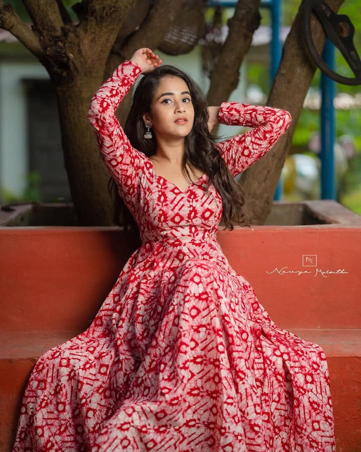 (Image credit: Instagram)- దీప్తి సునయన క్యూట్ పిక్స్