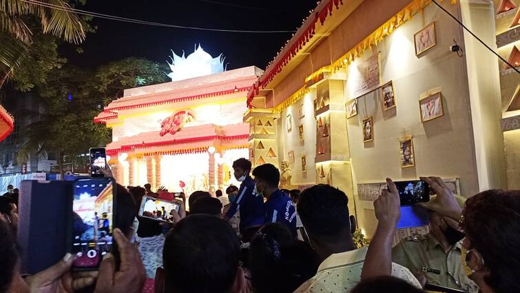 kolkata  Durga puja astami celebration, pandel hopping মহাষ্টমীর মেজাজে ঝলমলে তিলোত্তমা, নিউ-নর্মালের শারদোৎসবে মেতেছে বঙ্গবাসী