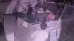 ફટાફટઃ સુરતની ડિસ્ટ્રીક્ટ બેન્કમાં ધોળા દિવસે લૂંટ, સુરક્ષા વ્યવસ્થા સામે ઉઠ્યા સવાલ