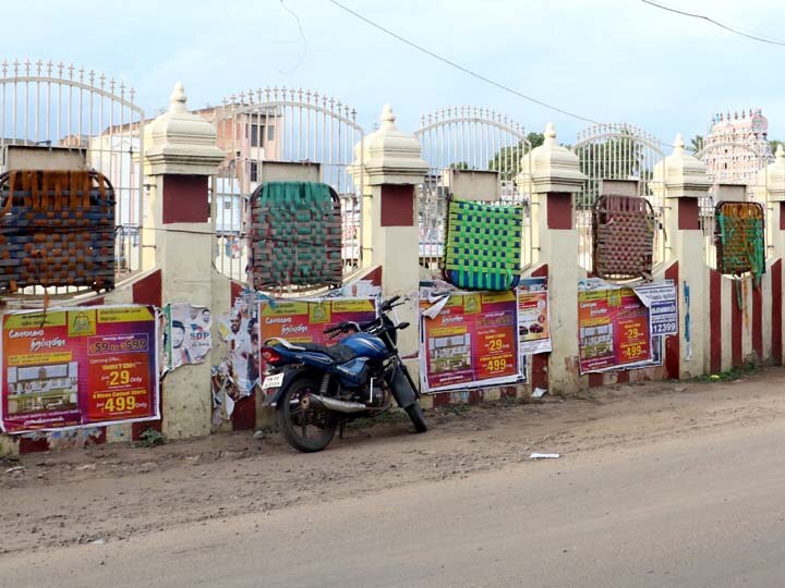 நெருங்கும் தீபாவளி - கும்பகோணம் குளக்கரையை சுற்றி கட்டில்களை மாட்டி இடம் பிடிக்கும் வியாபாரிகள்