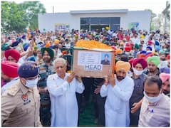 पुंछ में शहीद सैनिक को सीएम चन्नी ने दी अंतिम विदाई, शव को दिया कंधा