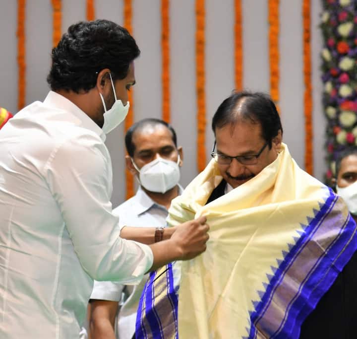జస్టిస్‌ ప్రశాంత్‌ కుమార్‌ మిశ్రాను శాలువాతో సత్కరిస్తున్న సీఎం జగన్