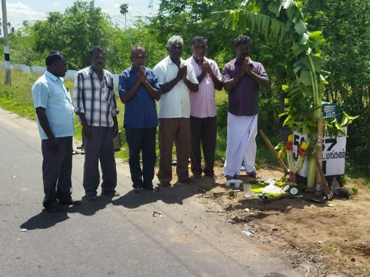 இதெல்லாம் வேற லெவல்... மைல் கல்லுக்கு ஆயுதபூஜை கொண்டாடிய நெடுஞ்சாலைத் துறை ஊழியர்கள்!