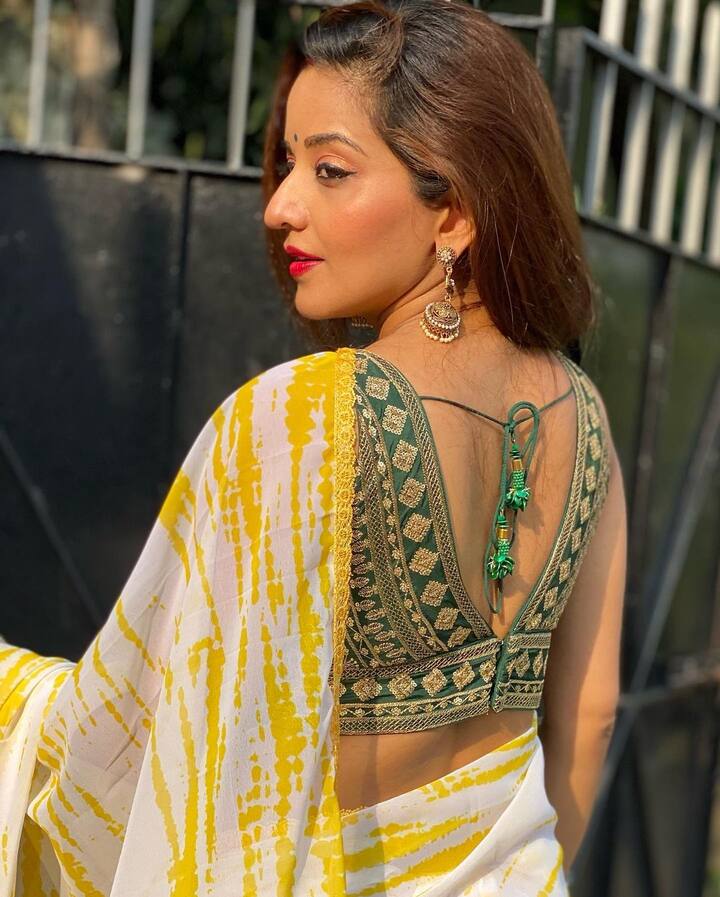 मोनालिसा ने यहां वी-शेप नेक डिजाइन का ब्लाउज पहना है, जो उनकी साड़ी के साथ काफी अच्छा कंट्रास्ट कर रहा है.