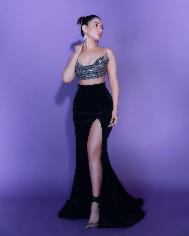 (Image credit: Instagram) తమన్నాను చేస్తే ఎవరికైనా అలా చూస్తూ ఉండాలనిపిస్తోంది. తెల్లటి మేనిఛాయతో, మచ్చలేని చందమామలా కుర్రకారును ఫిదా చేస్తోంది ఈ బ్యూటీ.