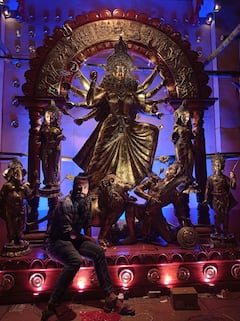 Durga Puja 2021 : ব্রোঞ্জের মূর্তিতে আলো আঁধারির খেলা, নজর কাড়ছে হাওড়ার স্বামীজী স্মৃতি সংঘের পুজো