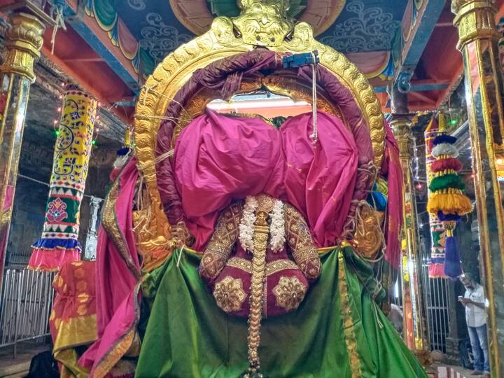 6. லங்க பூஜை அலங்காரத்தில் உள்ள அம்மன் தங்க சடைப்பிளை