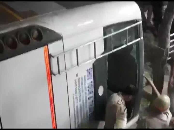 Ghaziabad Bus Accident: भाटिया मोड़ फ्लाईओवर से अनियंत्रित होकर पलटी बस, एक की मौत, कई लोगों के दबे होने की आशंका