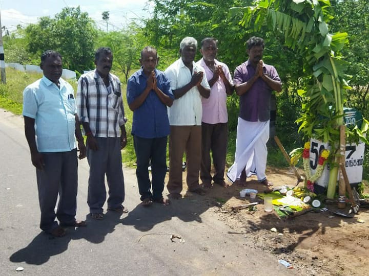 இதெல்லாம் வேற லெவல்... மைல் கல்லுக்கு ஆயுதபூஜை கொண்டாடிய நெடுஞ்சாலைத் துறை ஊழியர்கள்!