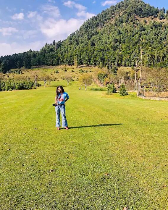 આ વખતે નિધિ ભાનુશાળી રિપ્ડ જીન્સ અને ફન્કી ટીશર્ટમાં દેખાઇ છે. જ્યાં તે તસવીરોમાં વેકેશન એન્જૉય કરતી દેખાઇ રહી છે.  (તસવીરો – સોશ્યલ મીડિયા)