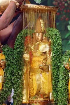 Tirumala Brahmotsavaalu: తిరుమలలో వైభవంగా స్నపన తిరుమంజన సేవ