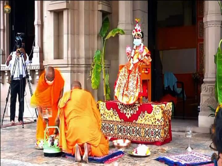মা সারদার উপস্থিতিতে শঙ্খ, বাদ্য, অর্ঘ, বলয় ও বস্ত্রাদি সহযোগে ৯ জন কুমারীকে পুজো করেছিলেন তিনি৷