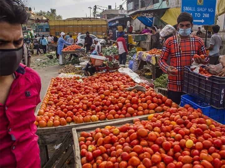 Tomato price hike in india tomato crosses 100 rs per kg in many cities potato and onion prices also jump Tomato Price Hike: महंगे प्याज - टमाटर ने किया त्याहारों का मजा फीका, 100 रुपये किलो पहुंचे टमाटर के दाम