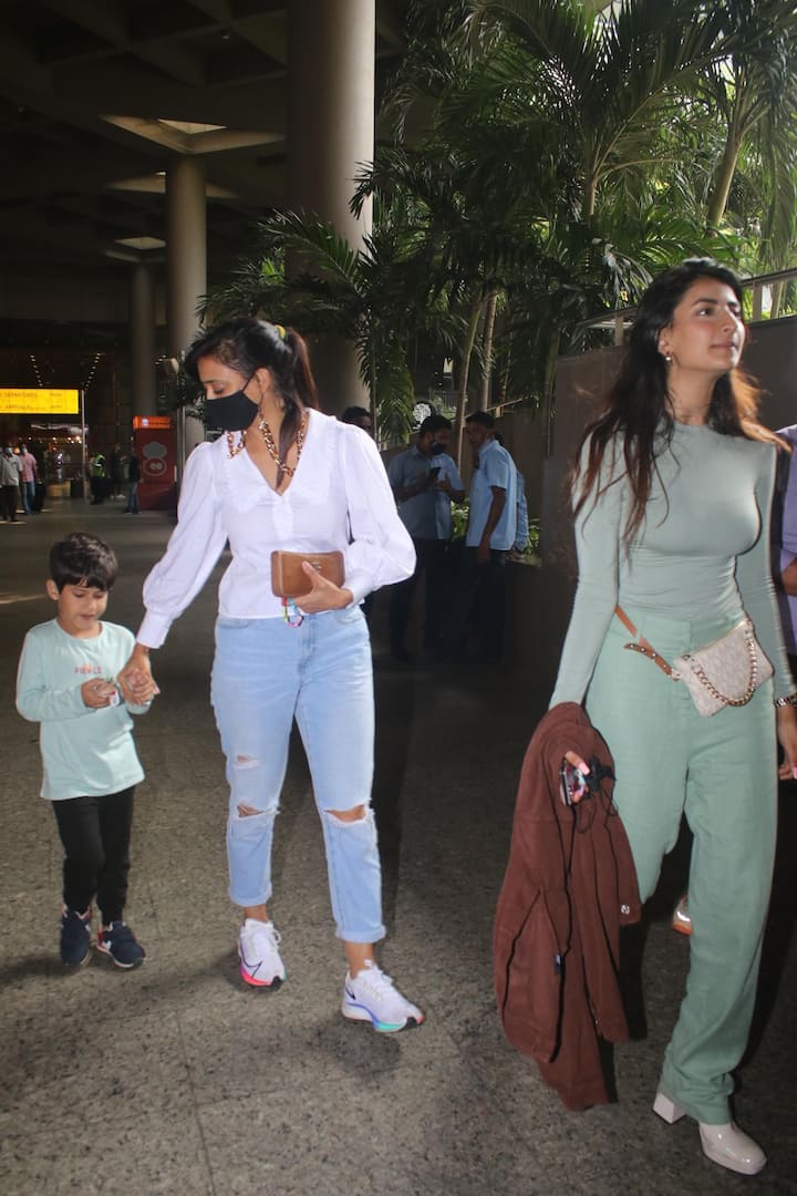 Doting mommy Shweta Tiwari is also a stylish one when she is travelling and the actress was recently clicked with her daughter Palak and son Reyansh as the trio return back from their Goa trip. [pic credit: Manav Manglani]