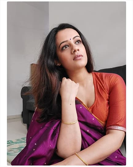 स्पृहा जोशीने बालपणी अभिनय क्षेत्रात पदार्पण केले होते. त्यानंतर तिने रुईया महाविद्यालयातून उच्च शिक्षण घेतले. (photo : @spruhavarad/IG)