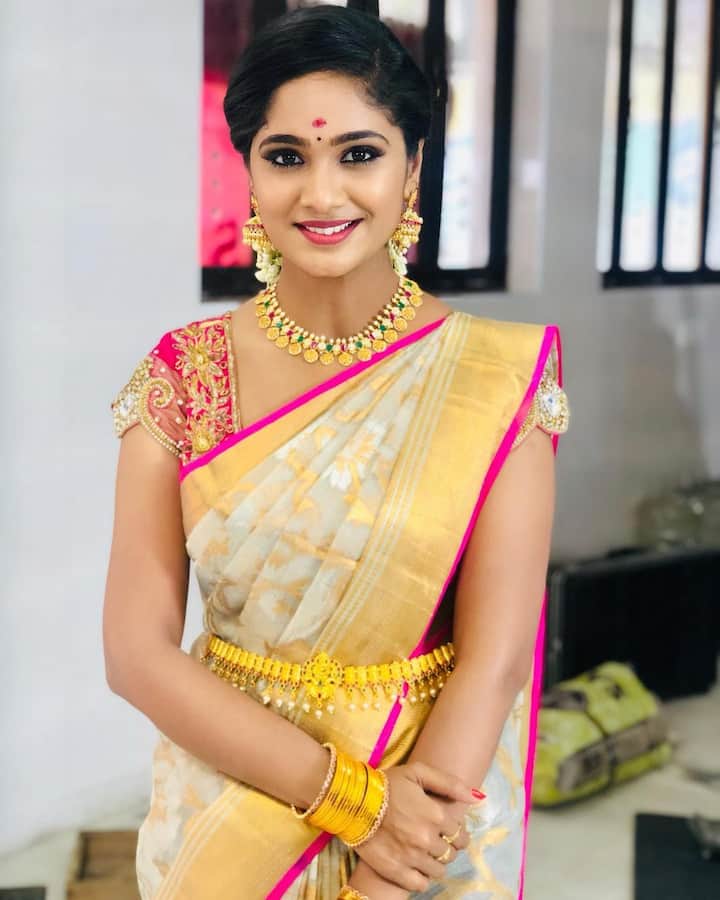 కోయిలమ్మ  సీరియల్ తో చిన్ని గా బుల్లితెర పేక్షకులకు దగ్గరైన బ్యూటీ  తేజస్విని గౌడ(Image credit/ Tejaswini Gowda Instagram)