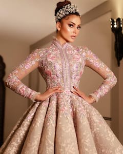 Urvashi Rautela ने 40 लाख के गाउन को पहन कर किया रैंप वॉक, देखें बेहद खूबसूरत फोटोज़