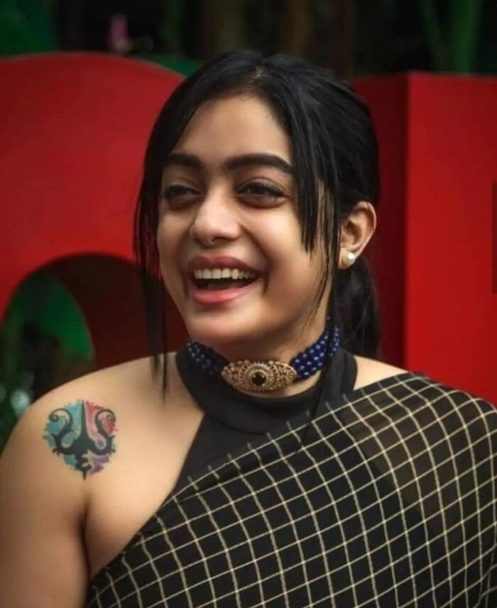 தமிழ் பேசும் தனக்கு ஏன் வாய்ப்புகள் கிடைப்பதில்லை எனவும் கேள்வியெழுப்பியுள்ளார்