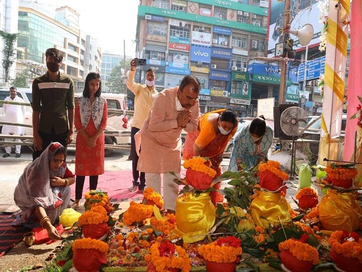 बिहार के स्वास्थ्य मंत्री मंगल पांडेय (Mangal Pandey) भी अष्टमी के अवसर पर मां दुर्गा का दर्शन करने पूजा पंडाल पहुंचे.