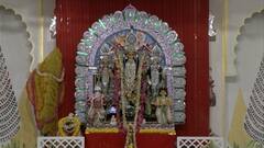 Durga Puja 2021: মিনিয়েচার প্রতিমায় নজর কাড়ল দিল্লির গ্রেটার কৈলাস টু-র পুজো | Bangla News