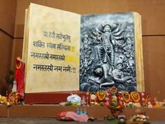 Puja Pandal: किताब के पन्नों में बनी मां दुर्गा की प्रतिमा, पूजा पंडाल में दिखा बंगाल का इतिहास