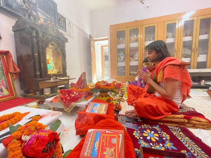 मां दुर्गा की आराधना में लालू यादव के बड़े लाल तेज प्रताप यादव भी पीछे नहीं रहे. तेज प्रताप ने नवरात्र के शुरुआत में ही पूजा पाठ करते अपनी तस्वीर सोशल मीडिया पर शेयर की थी. बता दें कि तेज प्रताप यादव पूजा पाठ के बड़े शौकीन है. उन्हें अक्सर पूजा पाठ में लीन देखा जाता है.