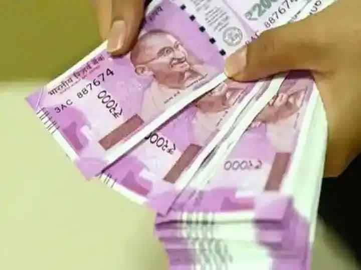 China Millionaire withdraws Rs 5 8 crore from bank orders staff to count it after being asked to wear face mask बँकेत मास्क घालायची विनंती केल्याने 5.8 कोटी रुपयांच्या नोटा काढल्या अन् बँकवाल्यांना मोजायला लावल्या