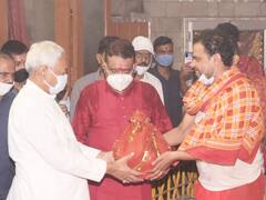 Durga Ashtami: मुख्यमंत्री नीतीश कुमार ने चढ़ाई माता को चुनरी, पटना के मंदिरों और पंडालों में पहुंचे, देखें नजारा