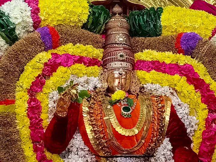 3. அம்மன் கையில் வில்வத்தழையுடன் காட்சி
