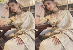 बेहद खूबसूरत साड़ी, कजरारी आंखे, गले में हार और बड़े-बड़े झुमके, सिंदूर खेला के लिए परफेक्ट है Mouni Roy का ये लुक