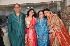 মহাষ্টমীতে মুম্বইয়ের দুর্গাপুজো উদযাপনে তনুজা-কাজল-তানিশা