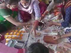 Unnao: जेल में महिला कैदियों को आत्मनिर्भर बनाने की पहल, दीए बनाकर फैलाएंगी उजियारा