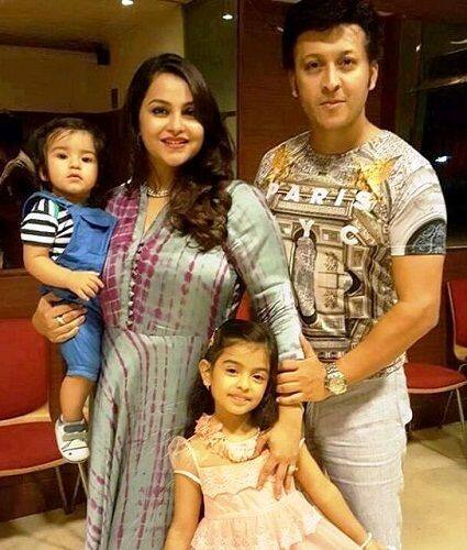 टीवी शो 'संजीवनी' से घर-घर में पहचान बनाने वाले अर्जुन पुंज और गुरदीप कोहली भी लिस्ट का हिस्सा हैं. इन्हें भी साथ काम करते-करते एक-दूसरे से प्यार हो गया था, जिसके बाद दोनों ने साल 2006 में शादी कर ली थी.