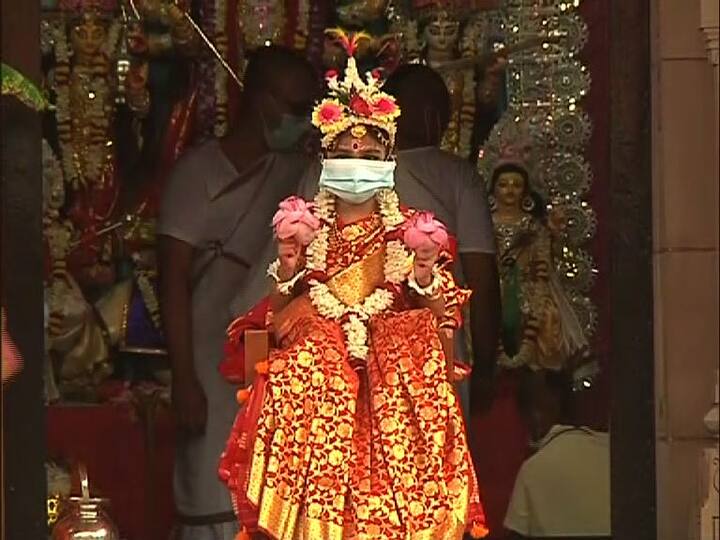 আজ মহাষ্টমী। মণ্ডপে মণ্ডপে পুষ্পাঞ্জলী, মাইকে স্তোত্রপাঠ৷  চিরশাশ্বত রীতি মেনেই বিভিন্ন জায়গায় আজ হল কুমারী পুজো।