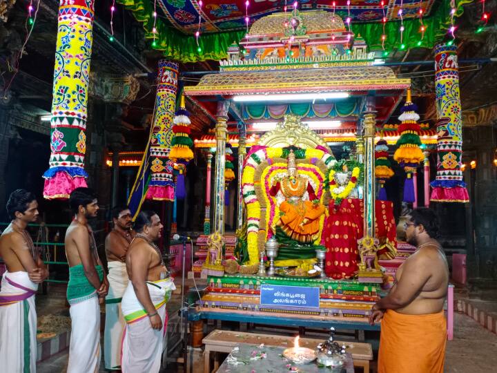 5. அம்மனுக்கு வேத மந்திரங்கள் முழங்கிய வேதச்சாரியார்கள்
