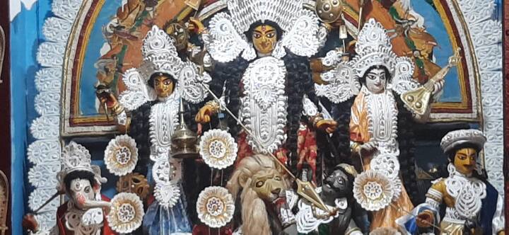 काशी की दुर्गाबाड़ी में मां की भव्य प्रतिमा 254 सालों से विराजमान हैं.