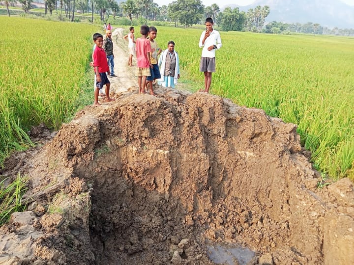 Bihar Panchayat Chunav Mukhiya Candidate Dug Road by Bringing JCB after Defeat in Gaya ann बिहारः चुनाव में मिली हार तो गांवों के बीच में आ गई ‘दरार’, मुखिया प्रत्याशी ने JCB लाकर सड़क ही खोद दिया