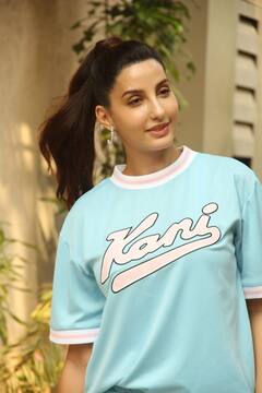 Nora Fatehi पर छाई किस बात की खुमारी, आज बदले-बदले दिखे मोहतरमा के तेवर..कभी हाथ उठाकर तो कभी हाथ जोड़कर दिखाई अदाएं