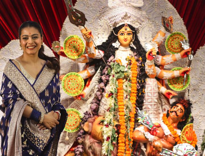 সপ্তমীর পর অষ্টমী। দুর্গাপুজো মণ্ডপে নজর কাড়লেন অভিনেত্রী কাজল।