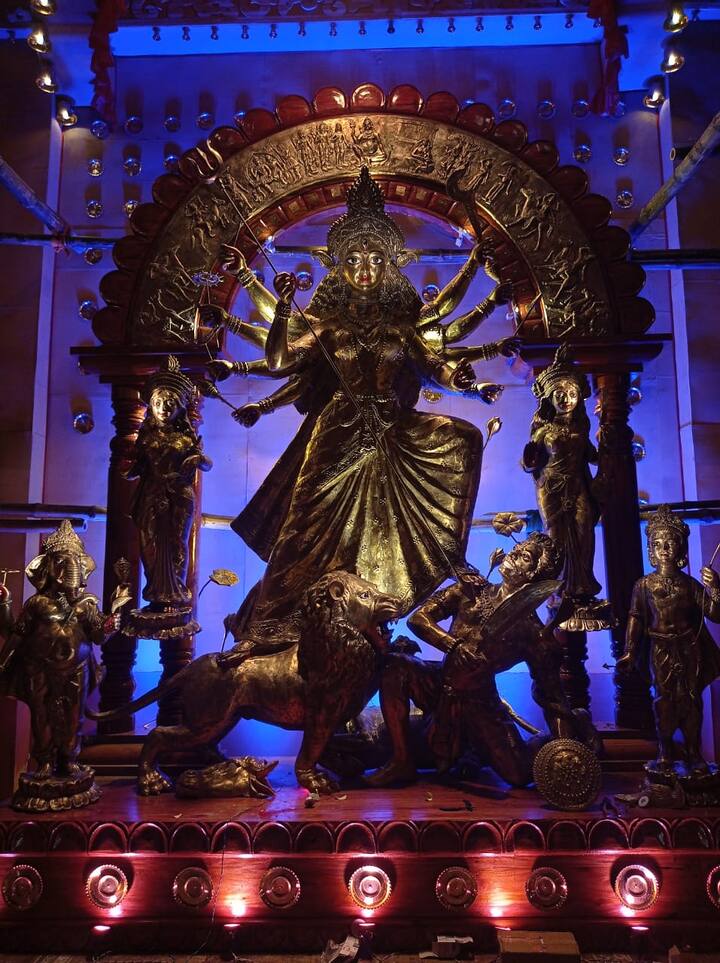 ধাতব মূর্তিতে আলোর খেলা নজর কাড়ছে।