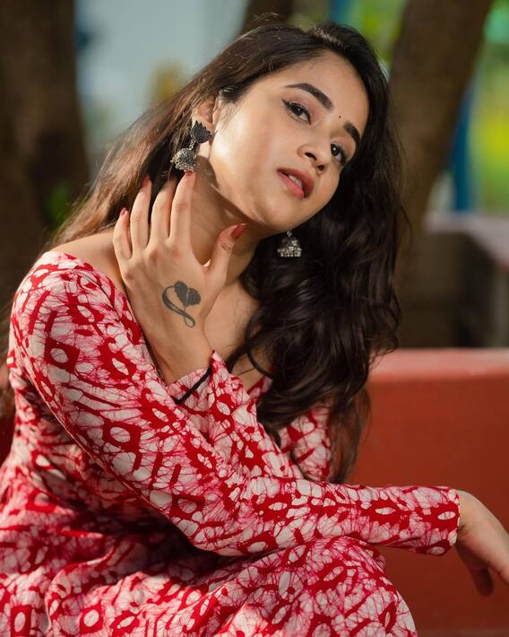 Deepthi Sunaina Photos: హీరోయిన్లకు ఏమాత్రం తీసిపోని అందం... బిగ్ బాస్ దీప్తి సొంతం