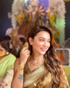 বেনারসির সঙ্গে সোনার গয়না, নবমীতে সাবেকি সাজে নজর কাড়লেন মিমি