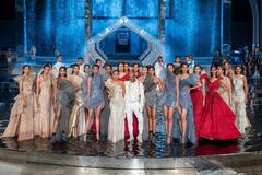 Kareena Kapoor: లాక్మే ఫ్యాషన్ వీక్‌ ఫైనల్లో కరీనా కపూర్...  తెల్లటి పొడవాటి గౌనులో ర్యాంప్ వాక్